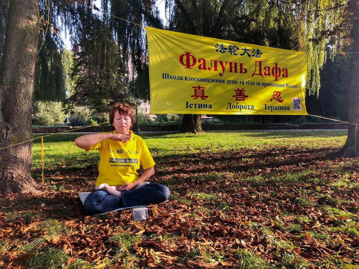 Image for article ยูเครน : การฝึกท่าฝ่าหลุนต้าฝ่าด้วยความสงบโดนใจสาธารณชน