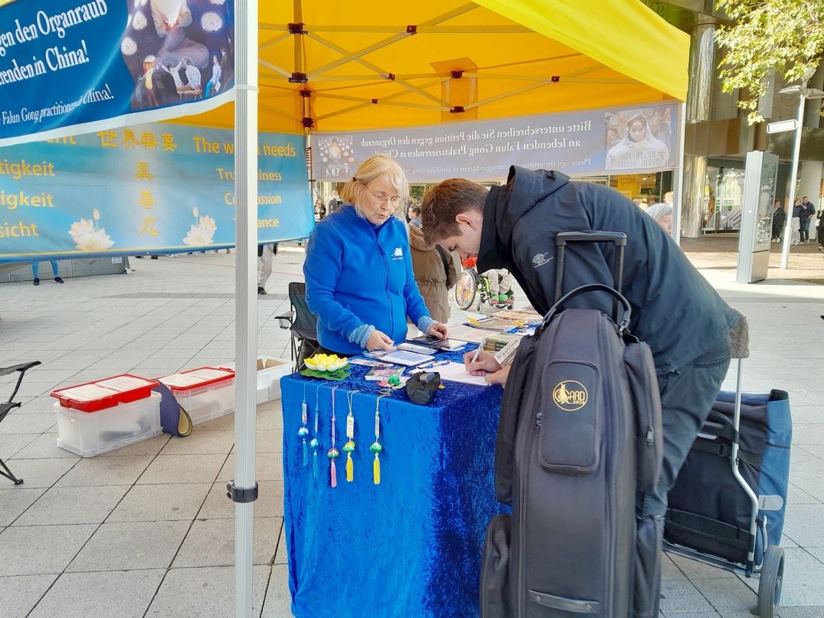 Image for article ประชาชนลงนามในคำร้องเพื่อยุติการประทุษร้ายฝ่าหลุนต้าฝ่าในเยอรมนี : “ก้าวเล็ก ๆ ในทิศทางที่ถูกต้อง”