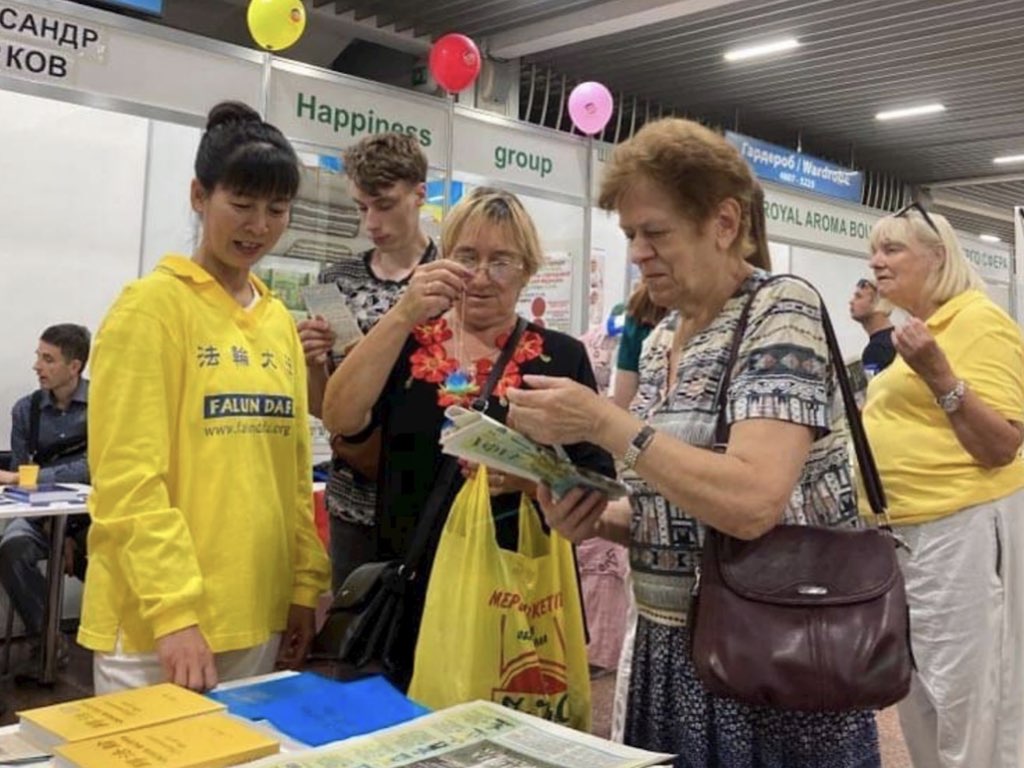 Image for article ยูเครน : ผู้ฝึกแนะนำฝ่าหลุนต้าฝ่าในนิทรรศการสุขภาพเคียฟ