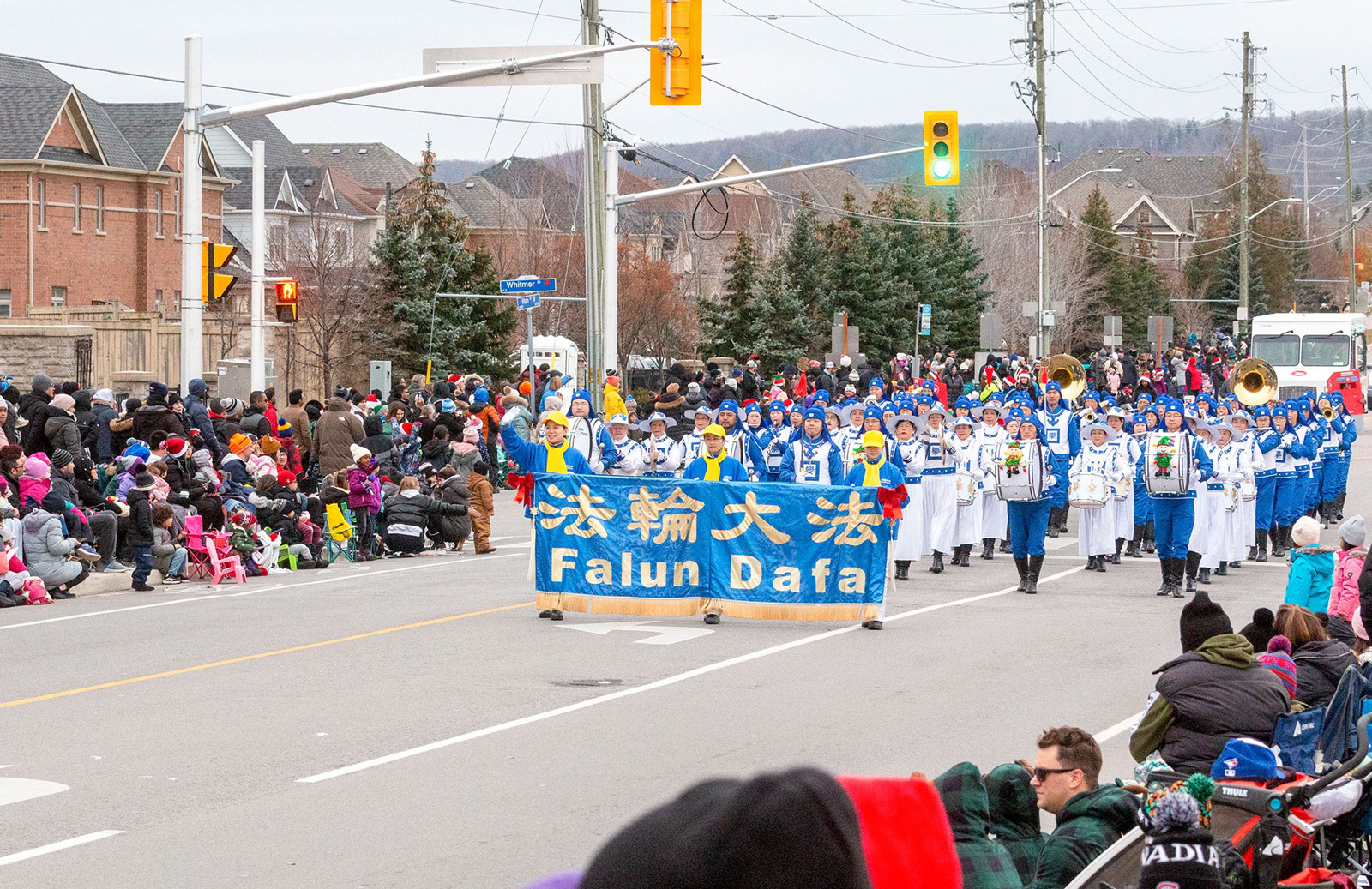 Image for article โทรอนโต แคนาดา : ฝ่าหลุนต้าฝ่าได้รับการต้อนรับในขบวนพาเหรดคริสต์มาสทั้งสี่