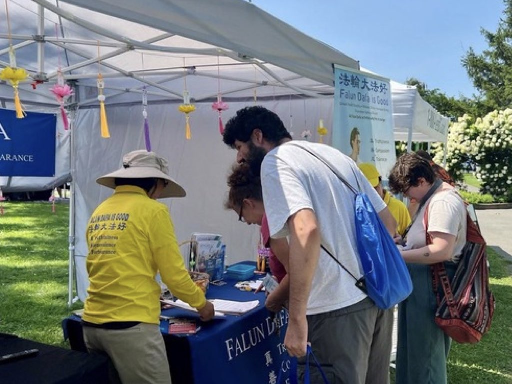 Image for article นิวยอร์ก: ผู้เข้าชมเทศกาลออสวีโก ฮาร์เบอร์เฟสต์ ได้เรียนรู้เกี่ยวกับฝ่าหลุนต้าฝ่า