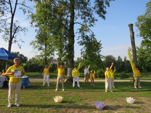 Image for article ลัตเวีย : ผู้เยี่ยมชมงานเทศกาลเรียนรู้ฝ่าหลุนต้าฝ่า