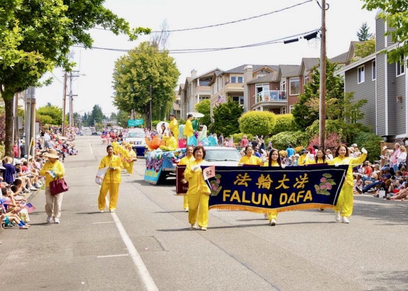 Image for article รัฐวอชิงตัน : ขบวนของฝ่าหลุนต้าฝ่าโดดเด่นในขบวนพาเหรดวันที่ 4 กรกฎาคม ที่ Edmonds