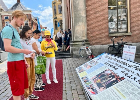 Image for article เนเธอร์แลนด์ : ผู้คนใน Groningen สนับสนุนความพยายามของผู้ฝึกฝ่าหลุนต้าฝ่าในการประท้วงการประทุษร้ายอย่างสงบ