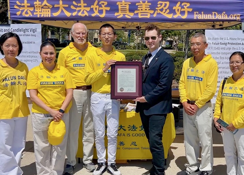 Image for article ซานดิเอโก แคลิฟอร์เนีย : เจ้าหน้าที่ท้องถิ่นแสดงการสนับสนุนฝ่าหลุนกงในนิทรรศการศิลปะและพิธีจุดเทียนรำลึก