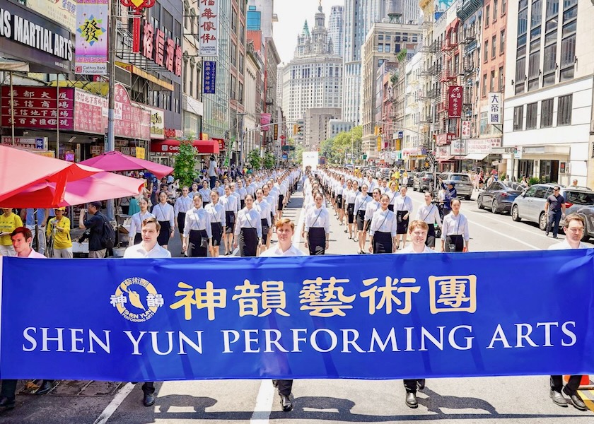 Image for article นิวยอร์ก : ศิลปินเสินยวิ่นหลายร้อยคนร่วมเดินขบวนต่อต้านการประทุษร้ายฝ่าหลุนกงเป็นเวลา 26 ปี