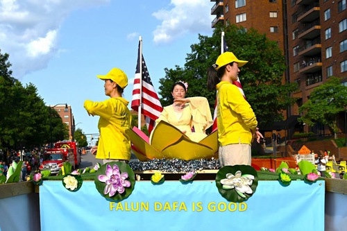 Image for article โอไฮโอ สหรัฐอเมริกา : ผู้ฝึกฝ่าหลุนกงเข้าร่วมขบวนพาเหรดวันประกาศอิสรภาพที่ Columbus ครบรอบ 20 ปี