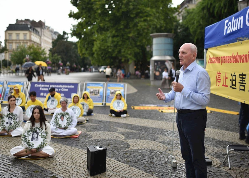 Image for article สโลวาเกีย : สมาชิกรัฐสภาแสดงความเป็นน้ําหนึ่งใจเดียวกันกับผู้ฝึกฝ่าหลุนกงระหว่างการชุมนุมเพื่อประท้วงการประทุษร้ายที่ยาวนานหลายทศวรรษ