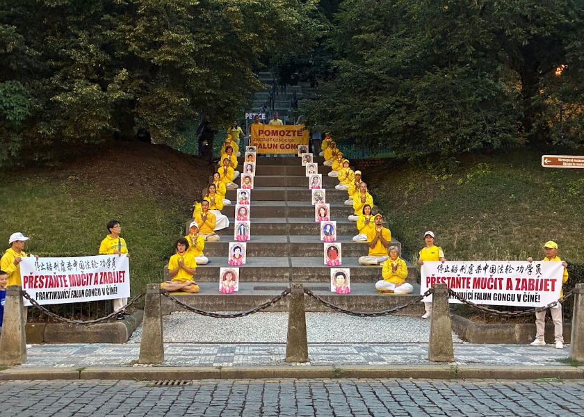 Image for article สาธารณรัฐเช็ก : ผู้ฝึกจัดพิธีจุดเทียนไว้อาลัยเพื่อเรียกร้องให้ยุติการประทุษร้าย