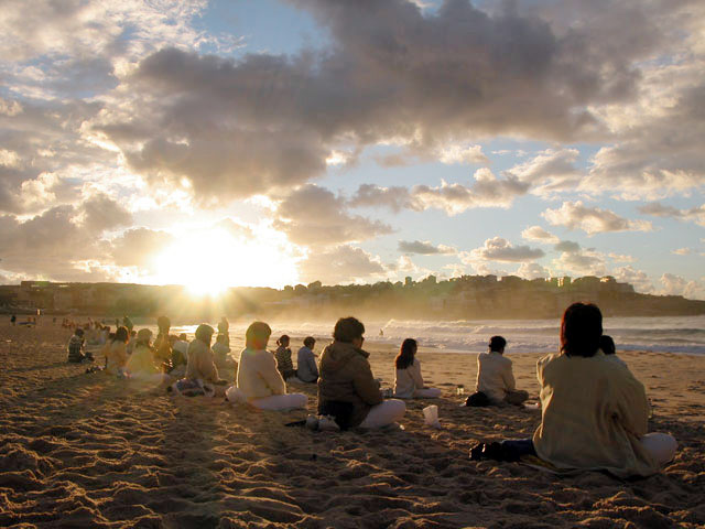 Image for article ท่านอาจารย์ช่วยชีวิตสามีของฉันจากการจมน้ำในทะเลคลั่ง