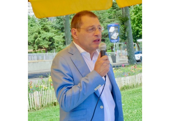 Image for article สวิตเซอร์แลนด์ : เจ้าหน้าที่รัฐบาลสนับสนุนผู้ฝึกฝ่าหลุนกงในการชุมนุมประท้วง 26 ปีของการประทุษร้ายโดยพรรคคอมมิวนิสต์จีน