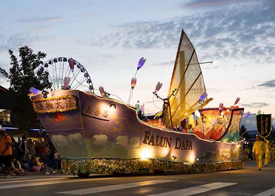 Image for article ซีแอตเทิล วอชิงตัน : กลุ่มชนเชียร์ฝ่าหลุนต้าฝ่าที่ขบวนพาเหรด Seafair Torchlight