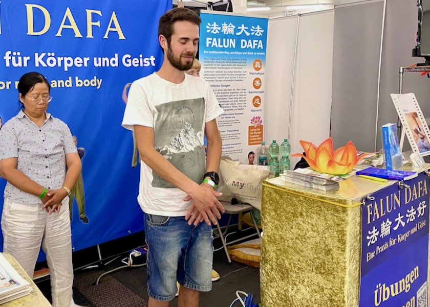 Image for article ผู้เข้าชมงานแสดงสินค้าการแพทย์ธรรมชาติบําบัดที่ใหญ่ที่สุดในยุโรปยินดีต้อนรับผู้ฝึกฝ่าหลุนต้าฝ่า