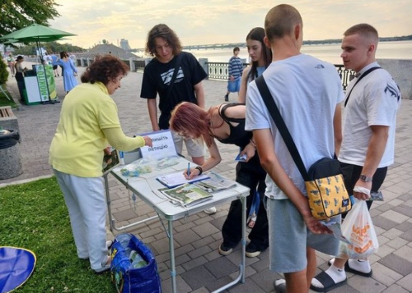 Image for article ยูเครน : ผู้คนชื่นชมฝ่าหลุนต้าฝ่าในกิจกรรมที่ Dnipro