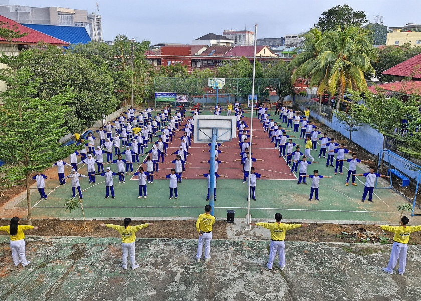 Image for article บาตัม อินโดนีเซีย : ครูและนักเรียนโรงเรียนมัธยมเรียนรู้ท่าฝึกฝ่าหลุนต้าฝ่า