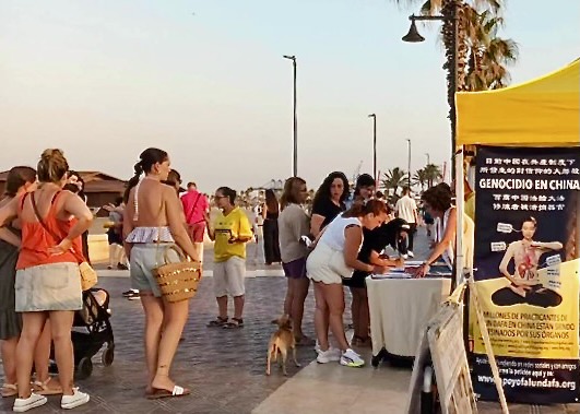 Image for article บาเลนเซีย สเปน : ผู้คนชื่นชมฝ่าหลุนต้าฝ่าและความพยายามของผู้ฝึกในการหยุดการประทุษร้ายของพรรคคอมมิวนิสต์จีน