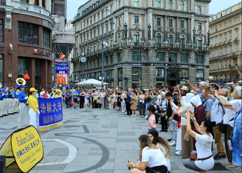 Image for article ออสเตรีย : ผู้คนในเวียนนาเพลิดเพลินกับการแสดงดนตรีและเรียนรู้เกี่ยวกับฝ่าหลุนต้าฝ่า